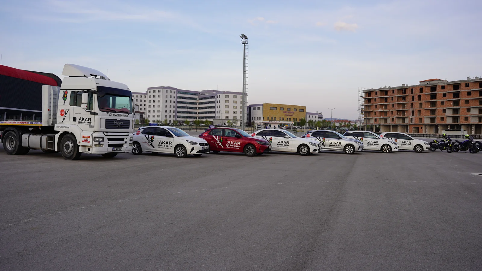 Akar Sürücü Kursu otomobil, motosiklet ve ağır vasıta eğitim araçları