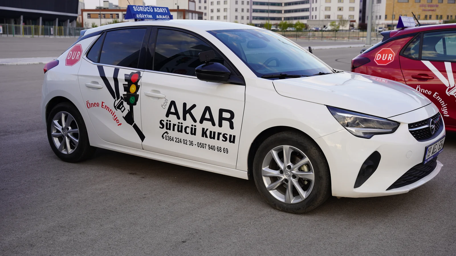 Akar Sürücü Kursu beyaz otomobil eğitim aracı