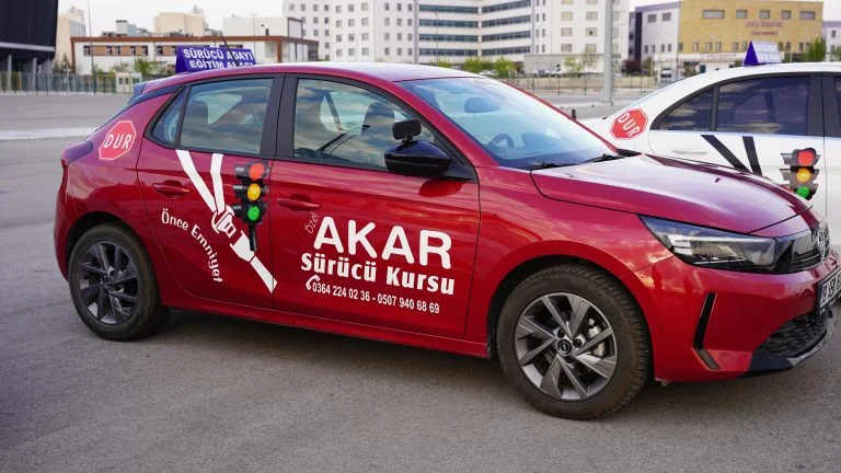 Akar Sürücü Kursu kırmızı otomobil eğitim aracı